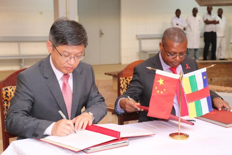 Signature d'une Convention de don de 2 milliards de FCFA de matériels de Santé entre la RCA et la Chine