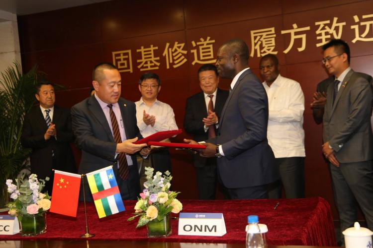 LE GROUPE CHINOIS CHINA COMMUNICATIONS CONSTRUCTION COMPANY LTD (CCCC) ET L’OFFICE NATIONAL DE MATÉRIELS (ONM) SIGNENT UN ACCORD DE PARTENARIAT