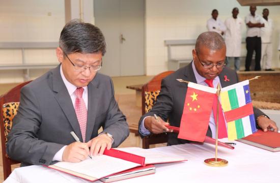 LE GOUVERNEMENT CENTRAFRICAIN ET CHINOIS SIGNENT UNE CONVENTION DE DON 2 MILLIARDS DE FCFA DE MATÉRIELS DE SANTÉ AU PROFIT DE L’HÔPITAL DE L’AMITIÉ 